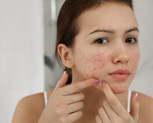 Kobieta uważnie obserwuje swoje niedoskonałości