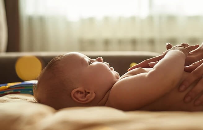 Dziecko po kąpieli smarowane emolientem dla niemowląt - sprawdź La Roche-Posay