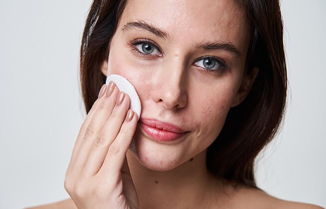 Jakie warto wybrać kosmetyki do pielęgnacji skóry z bliznami potrądzikowymi