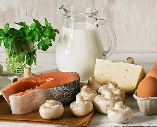 Jedzenie, z którego można czerpać witaminę D - sery, ryby, mleko, jajka