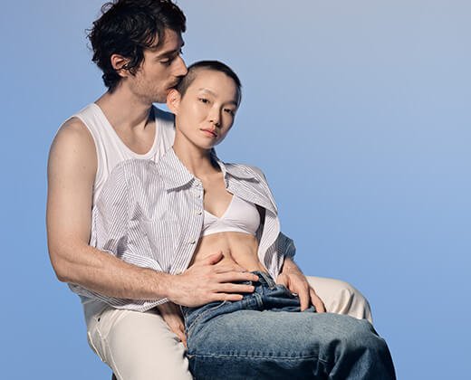 dwie osoby wspierające się z walce z rakiem skóry