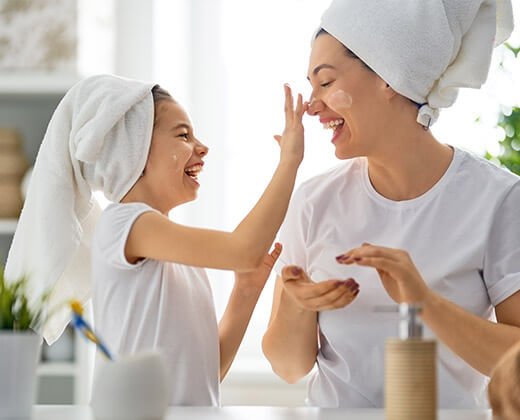 matka i córka wspólnie dbają o suchą skórę
