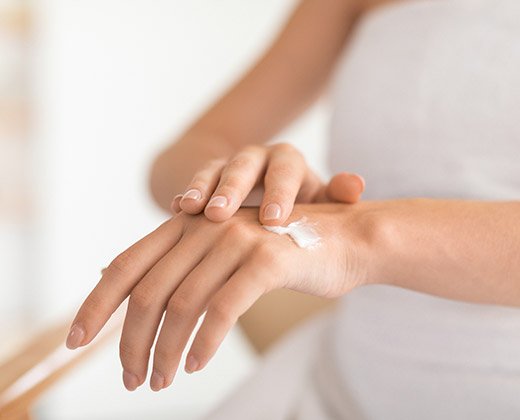 Aplikacja kremu na swędzącą i suchą skórę na dłoniach